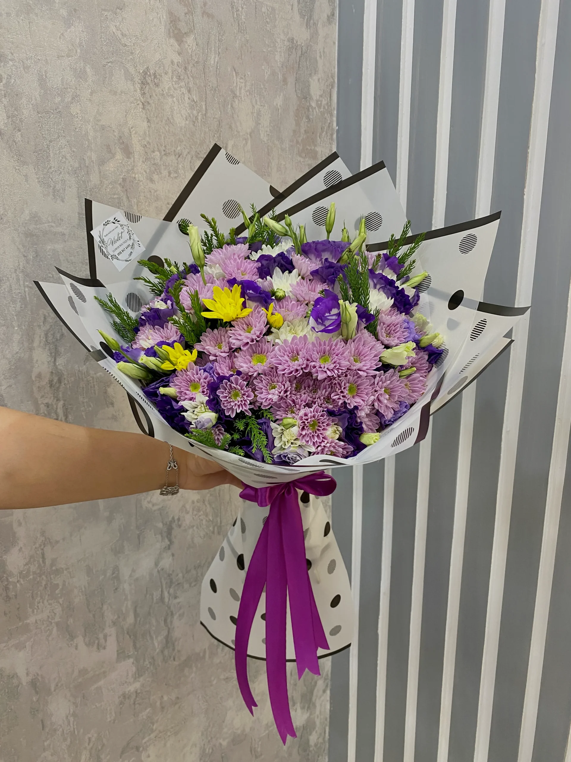 تصویر اول گالری دسته گل طبیعی مناسبتی مدل کارن