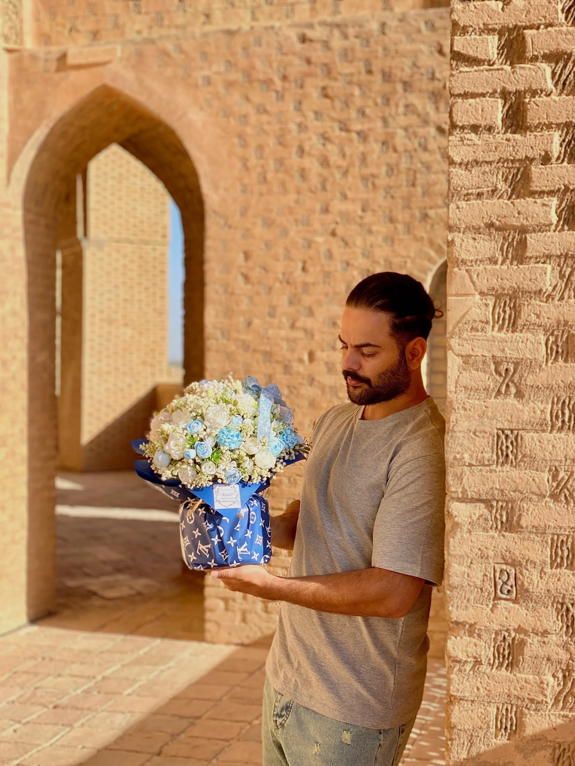 کاور ویدیوی معرفی ویولت‌گل با چیدمان گل‌های آبی و سفید در فضای معماری سنتی