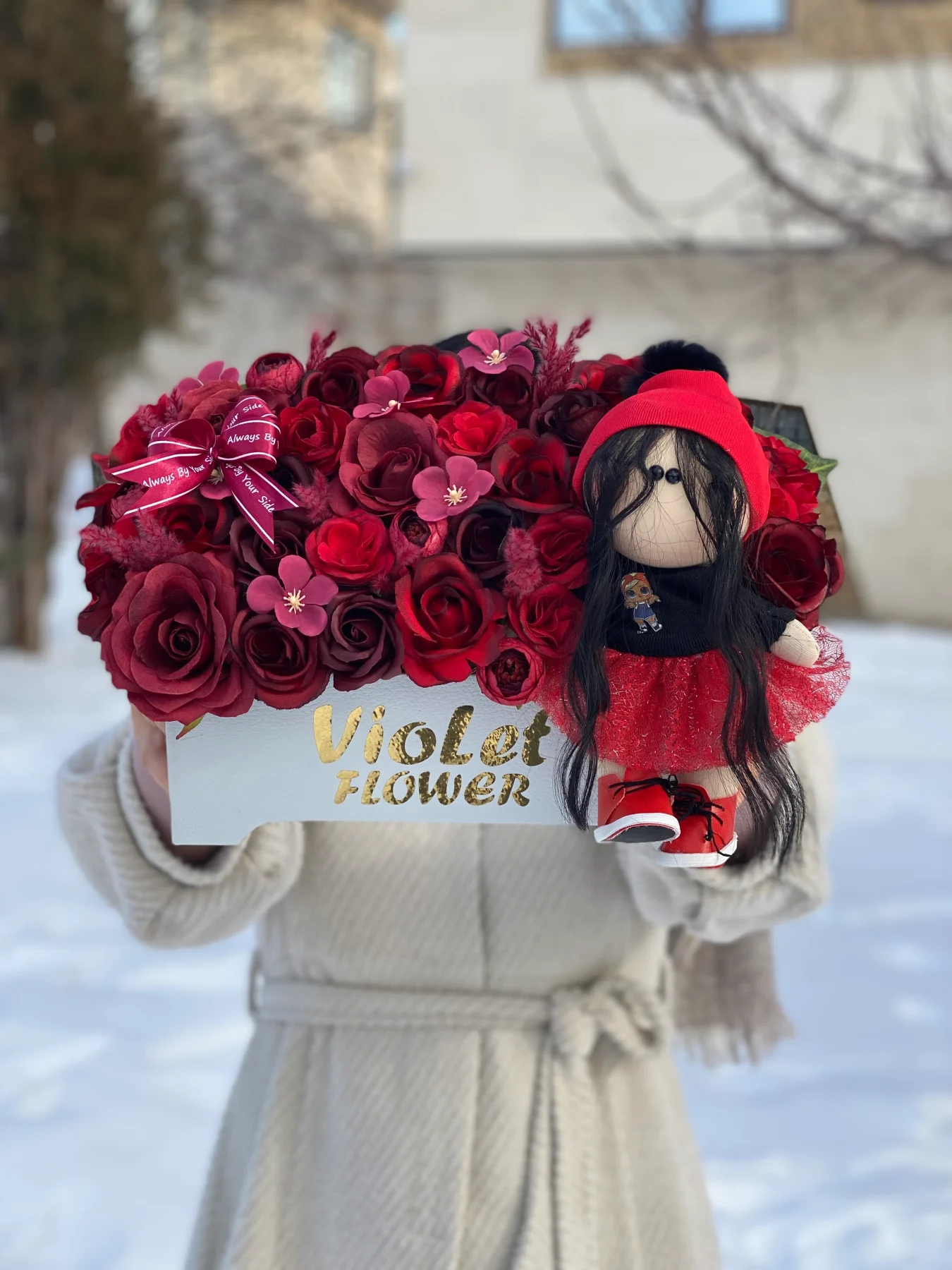 تصویر پنجم گالری باکس گل نوزادی مصنوعی همراه عروسک
