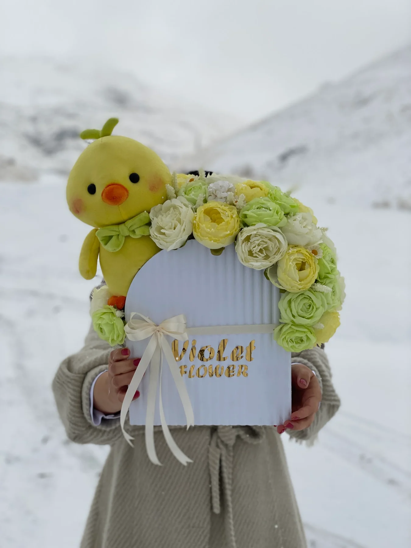 تصویر دوم گالری باکس گل نوزادی مصنوعی سایز بزرگ همراه عروسک