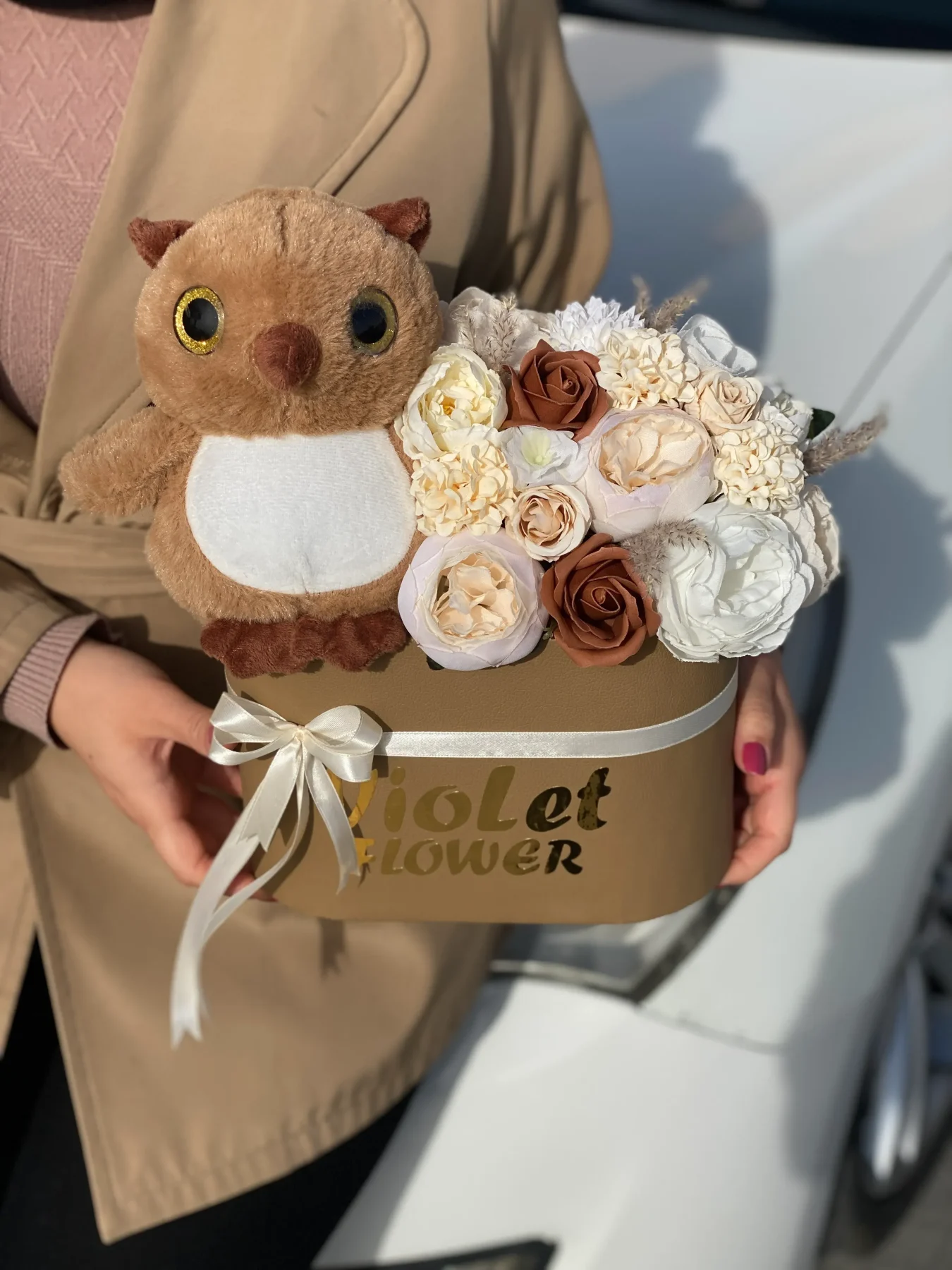 تصویر دوم گالری باکس گل نوزادی مصنوعی سایز کوچک همراه عروسک